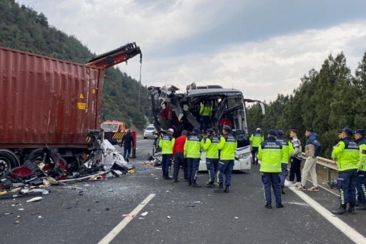 Yolcu otobüsü tıra çarptı! Çok sayıda ölü ve yaralı var...