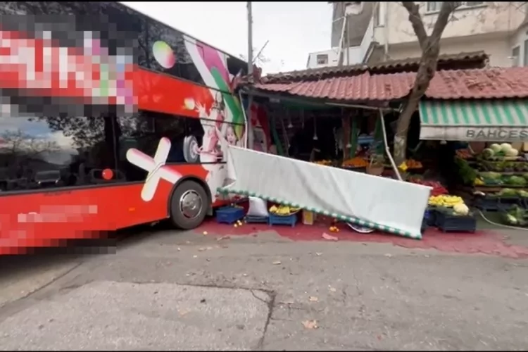 Bursa'da çift katlı otobüs mahalleyi savaş alanına çevirdi!