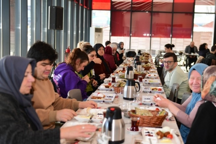 Bursa'da engelli bireyler ve aileleri kahvaltıda buluştu 