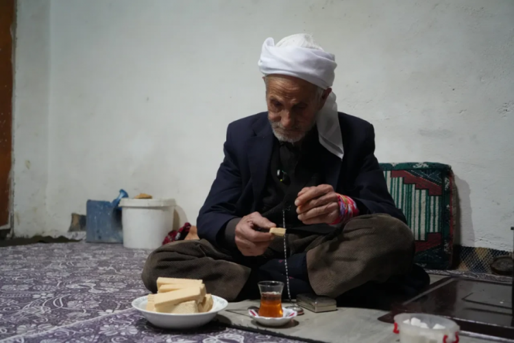 Yarım asırdır &ccedil;ay ve gofretle besleniyor! 86 yaşındaki adamın midesine 50 yıldır başka bir şey girmedi