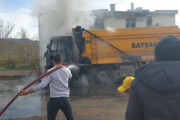 Bursa'da hafriyat kamyonu k&uuml;le d&ouml;nd&uuml;!