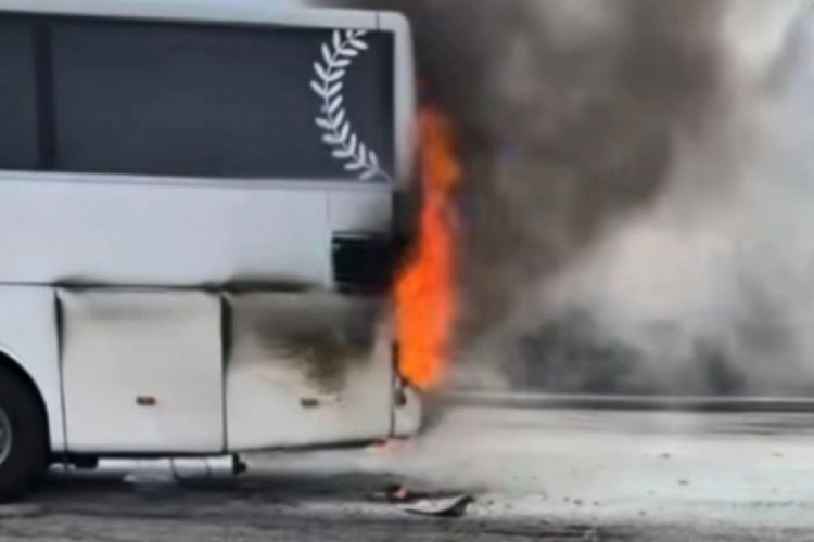 Yolcu otob&uuml;s&uuml;nde &ccedil;ıkan yangını itfaiye s&ouml;nd&uuml;rd&uuml;