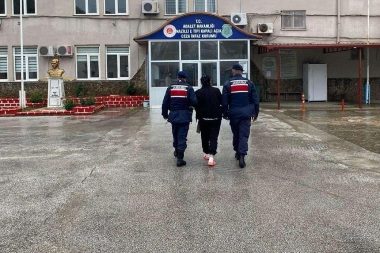 &Uuml;&ccedil; yıl saklandı, kilerde yakalandı