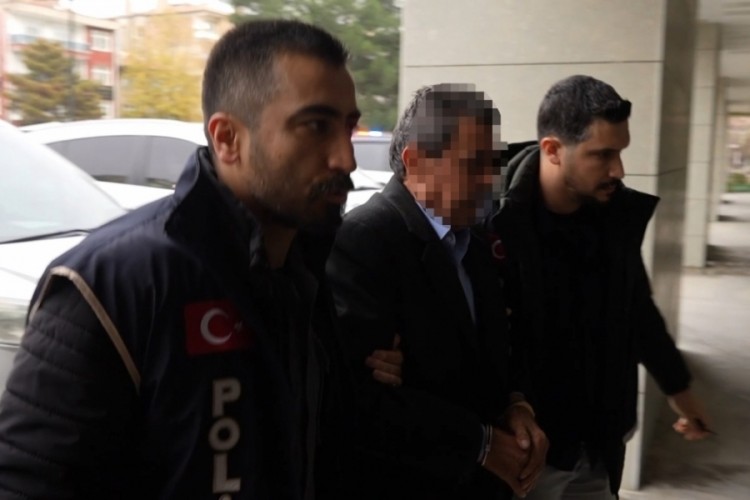 Avukatlık b&uuml;rosunda bir kadını &ouml;ld&uuml;r&uuml;p gelinini ağır yaralayan kayınpeder tutuklandı