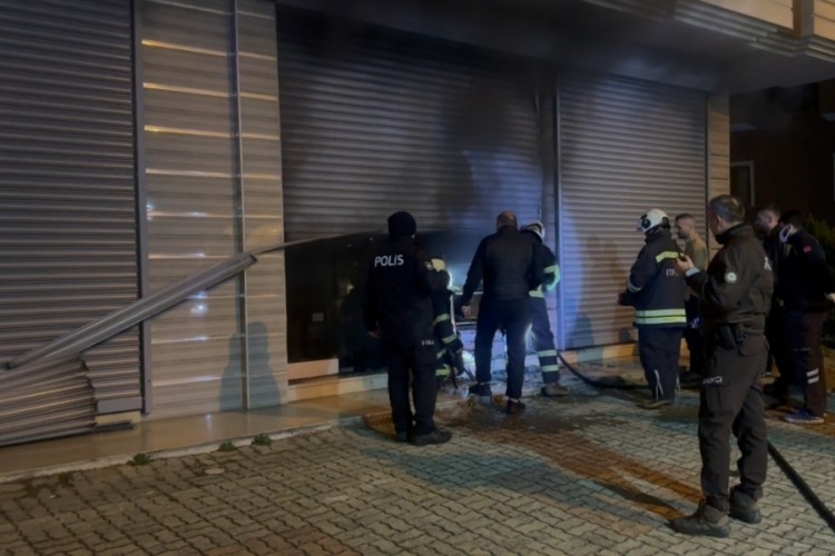 &Ccedil;ay toplama makinesi deposunda yangın