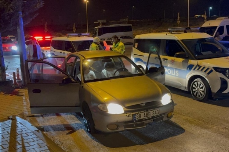 Uygulama yapan polise &ccedil;arpıp, ka&ccedil;an şahıs tutuklandı