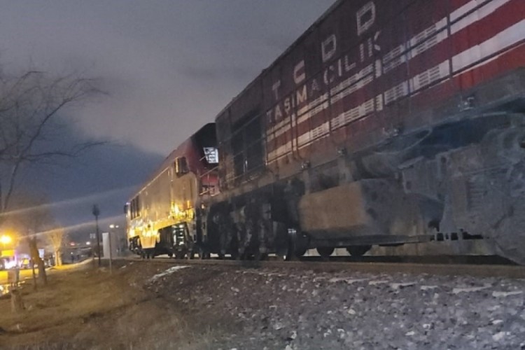 Lokomotifin &ccedil;arptığı 16 yaşındaki gen&ccedil; hastanede hayatını kaybetti
