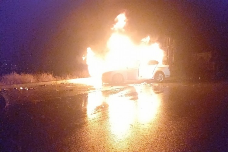 Park halindeki ara&ccedil; alev topu oldu, geriye hurda kaldı