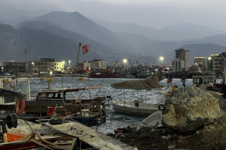 Hatay'da fırtınanın etkisiyle 5 tekne ve 1 yat alabora oldu