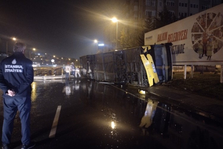 Kontrolden &ccedil;ıkan otob&uuml;s yan yattı