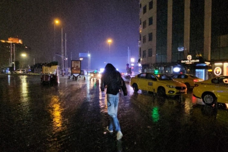 İstanbul'da etkili olan sağanak yağış hayatı olumsuz etkiledi