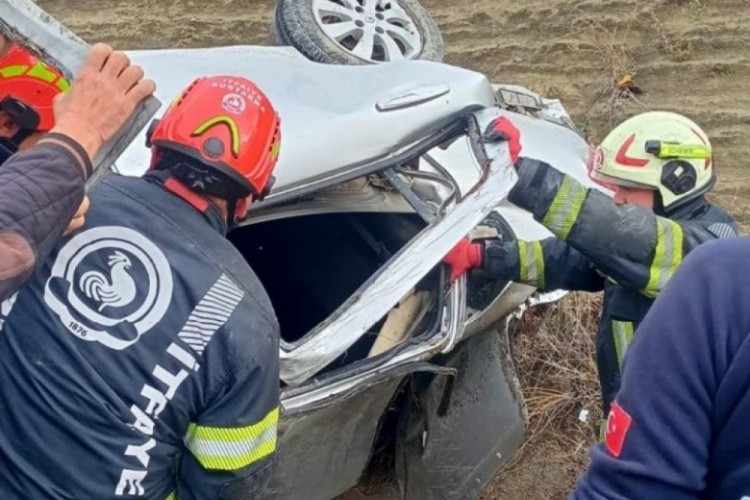 Yoldan &ccedil;ıkan otomobil takla attı; 2 yaralı