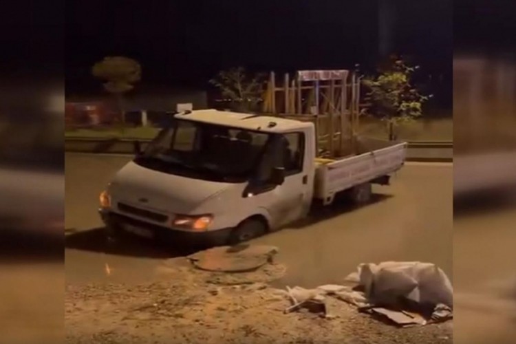 Yağıştan &ccedil;&ouml;ken yolda bir kamyonet mahsur kaldı
