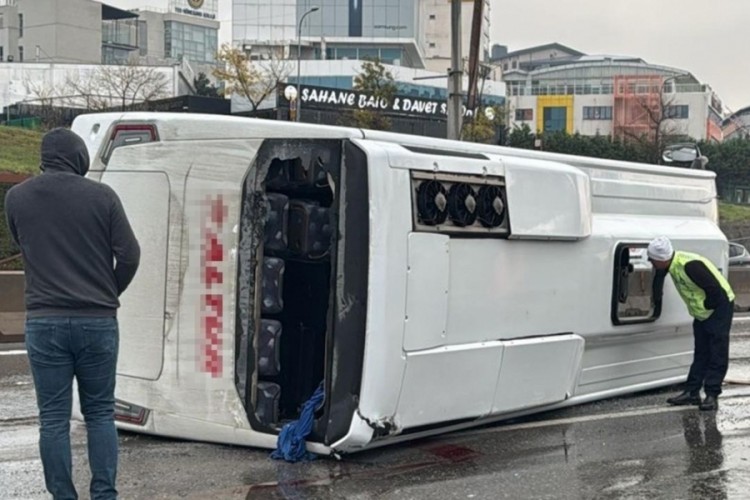 İstanbul'da yağış sebebiyle servis minib&uuml;s&uuml; devrildi