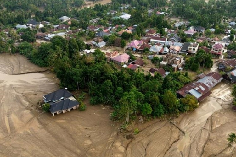 Endonezya felaketin tam ortasında: Can kaybı 914'e yüks...