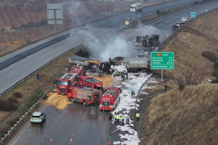 3 TIR birbirine girdi! Otoyol trafiğe kapatıldı