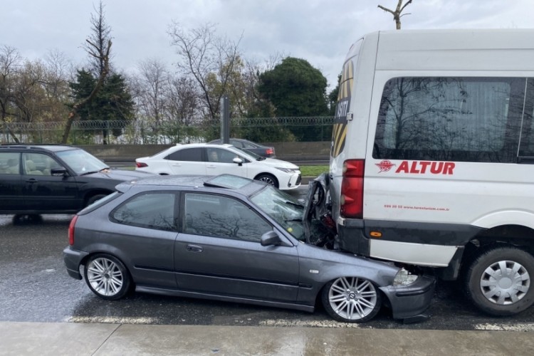 Kontrolden &ccedil;ıkan otomobil servis aracının altına girdi: 1 yaralı