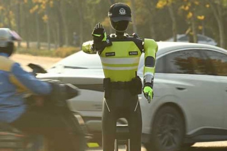 Trafikte robot polis dönemi