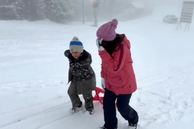 Kars'ta çocukların kar coşkusu