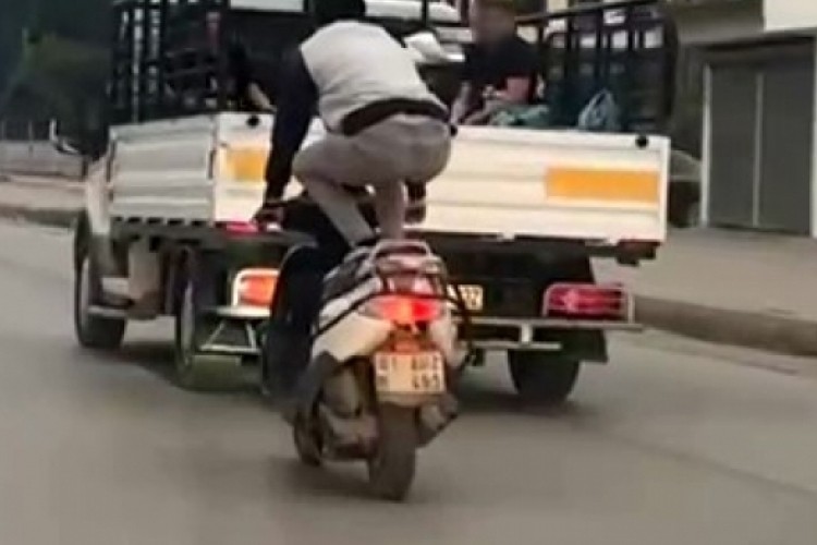 Motosikleti &ouml;nce &ccedil;&ouml;melerek, sonra yatarak s&uuml;rd&uuml;