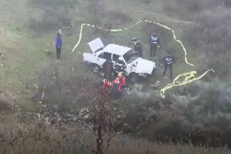 Yoldan &ccedil;ıkan ara&ccedil; metrelerce yuvarlandı! S&uuml;r&uuml;c&uuml; kurtarılamadı...