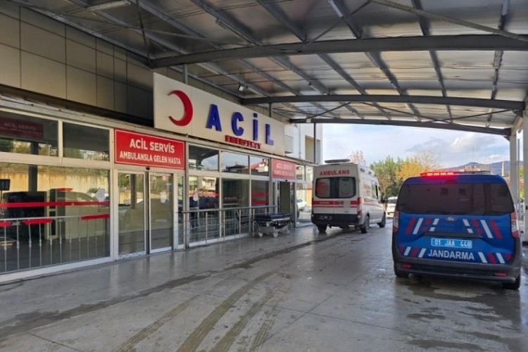 Kız kardeşiyle tartışan babasını bı&ccedil;akla yaraladı!