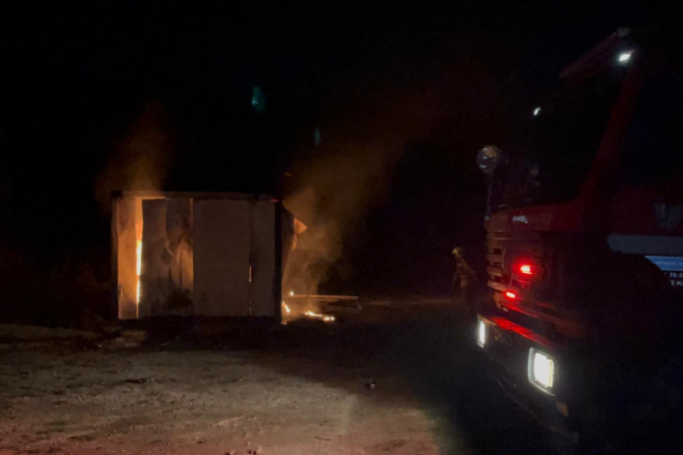 Bursa'da konteyner yangını! Geriye k&uuml;ller kaldı...