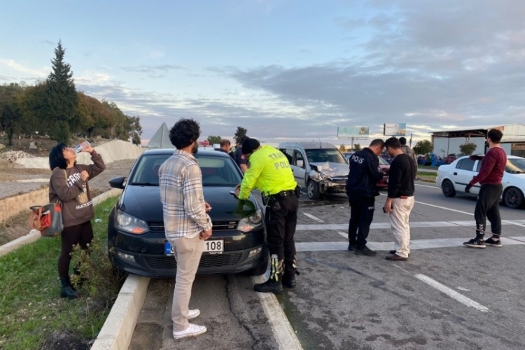 Arızalanan park halindeki otomobile hafif ticari ara&ccedil; &ccedil;arptı: 2 yaralı