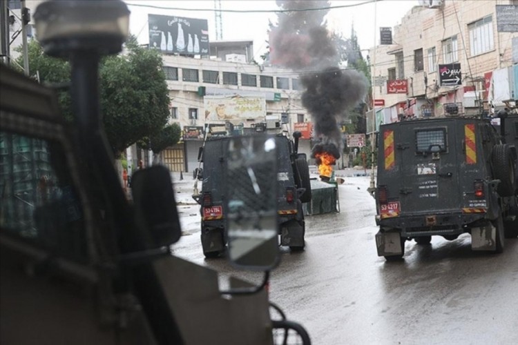 İsrail ordusu Batı Şeria'da 8 Filistinliyi gözaltına al...