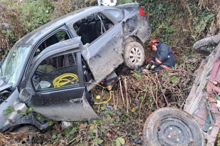 Otomobille çarpışan 3 tekerlekli motosikletteki çift ya...