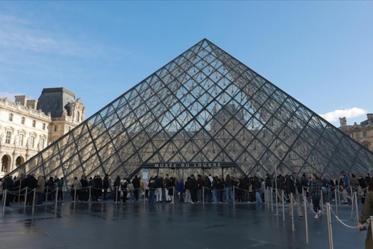Louvre Müzesi'nde su sızıntısı: Yaklaşık 400 nadir kita...