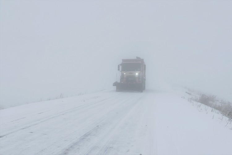 Kars-Göle kara yolunda kar ve sis ulaşımı olumsuz etkil...