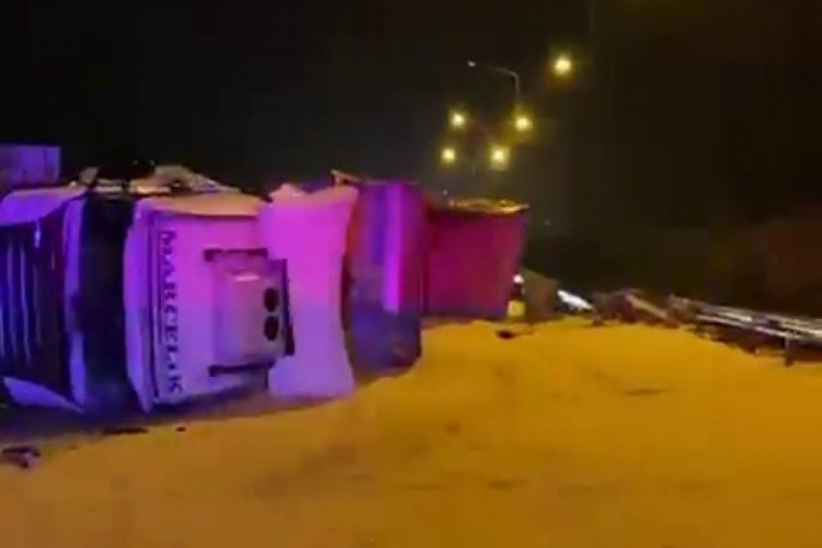 Mısır yüklü kamyon devrildi: 1 yaralı var...