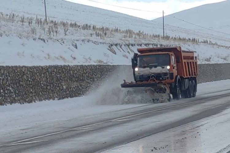 Ağrı-Erzurum kara yolunda karla mücadele çalışmaları ba...
