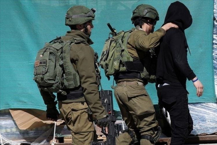 İsrail, alıkoyduğu 5 Filistinliyi aylar sonra serbest b...