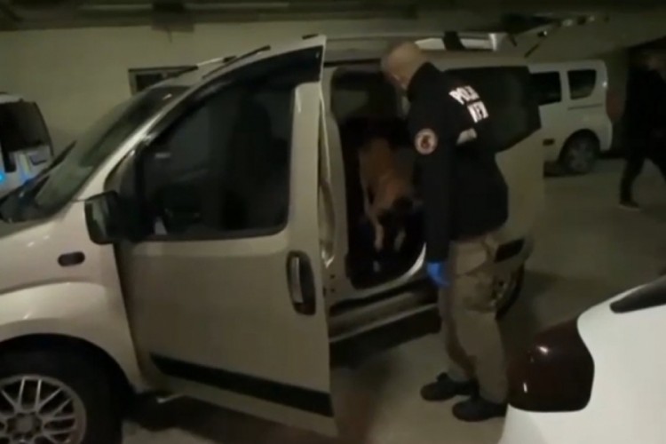 Aracın kapılarına gizlenmiş kokaini 'Pako' buldu