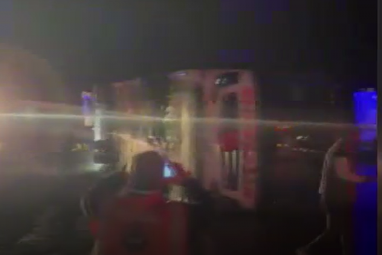 Yağmur beraberinde kazayı getirdi! Yolcu otobüsü devril...