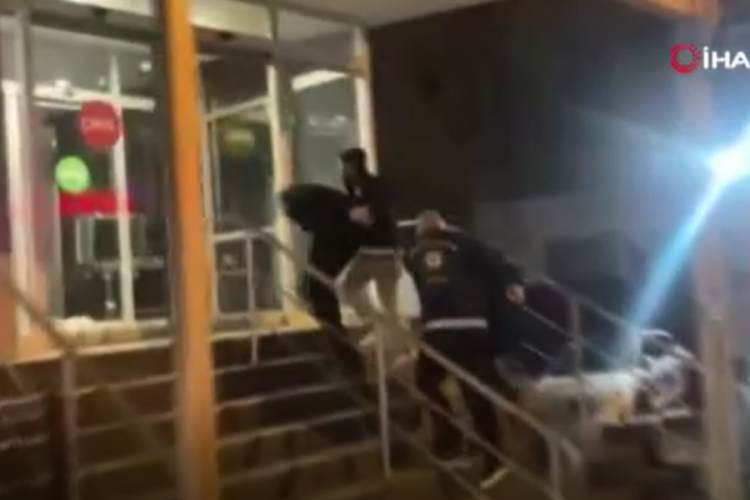 İETT durağında gündüz vakti havaya ateş açan şüpheli ya...