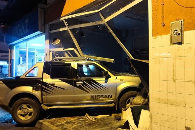 Kontrolden çıkan pikap iş yerinin deposuna girdi