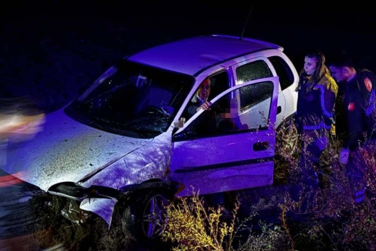 Otomobil tarlaya uçtu, ekipler yaralı için seferber oldu