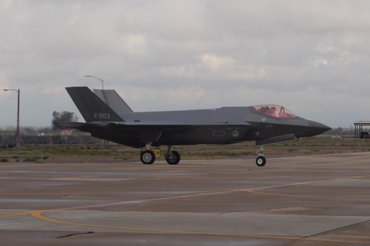 Hollanda'da kimliği belirsiz dron paniği: F-35'ler hava...