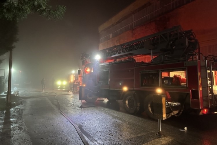 Poşet fabrikasında çıkan yangın söndürüldü