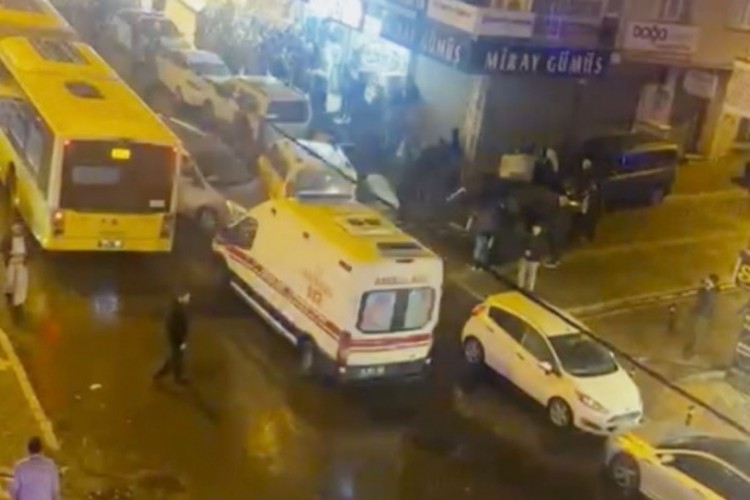 Kaldırımda beklerken canından oluyordu!