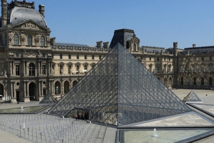 Louvre Müzesi'nde su sızıntısı: Yüzlerce eserde hasar o...