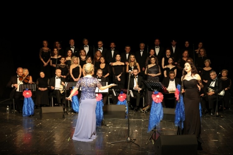 Nil&uuml;fer Belediyesi T&uuml;rk Sanat M&uuml;ziği Korosu'ndan unutulmaz konser