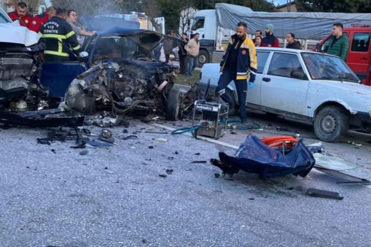 Burdur'da feci kaza: Dakikalarca kalp masajı yapıldı, a...