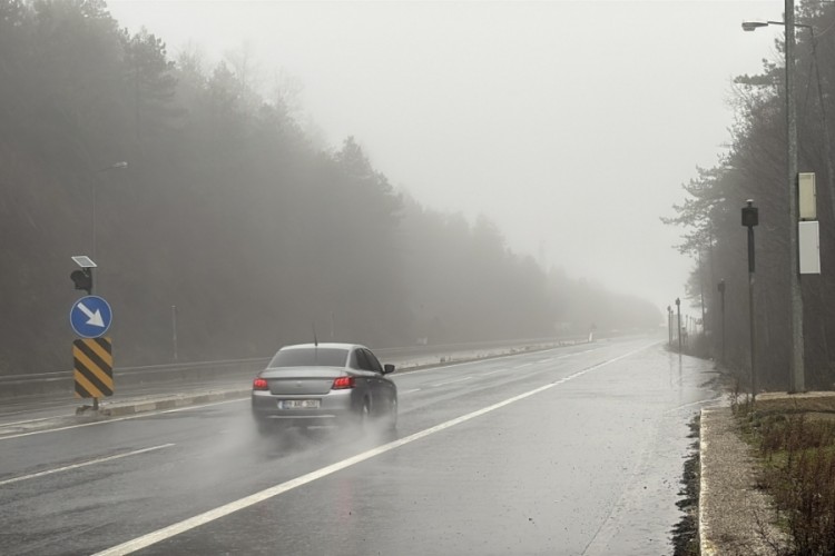 Bolu Dağı'nda sis ve sağanak sebebiyle görüş mesafesi 3...