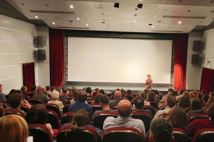 Pelin Esmer, yeni filmiyle Nil&uuml;fer'de sinemaseverlerle buluştu