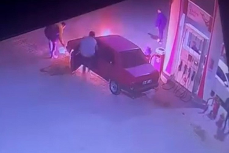 Akaryakıt istasyonunda ara&ccedil; yangını korkuttu