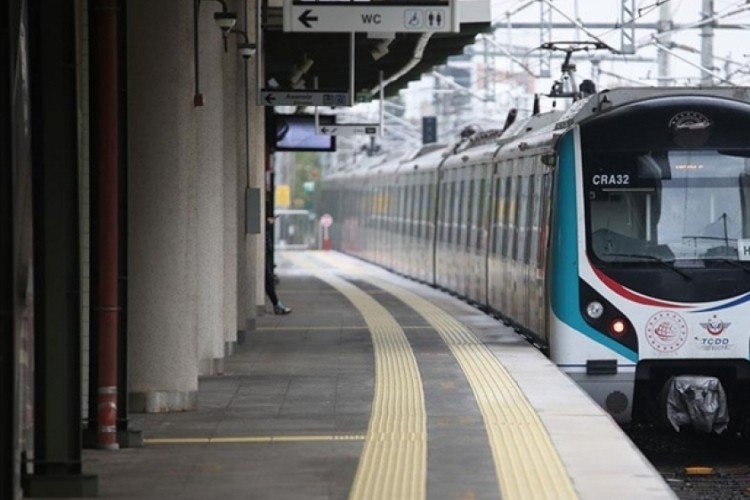 Metroda bir kişi canına kıymak istedi!